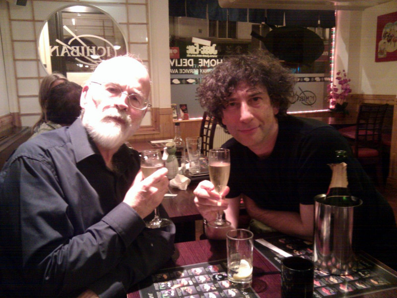 Terry Pratchett a Neil Gaiman 