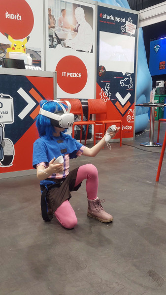 Rovnako ste si mohli vyskúšať aj VR-ko, ako táto cosplayerka Powder z Arcane Comic-Con Prague 2024