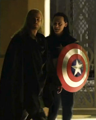 Thor: The Dark World - Scéna - Watch Loki Wear Captain America Costume in THOR: THE DARK WORLDWatch Loki Wear Captain America Costume in THOR: THE DARK WORLD 