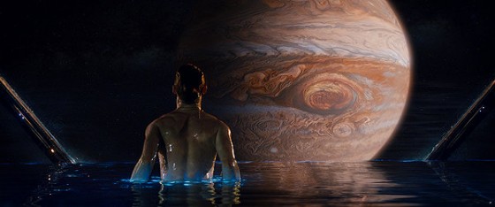 Jupiter Ascending - Scéna - Balem vystupuje z kúpeľa 