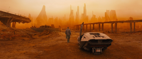 Blade Runner 2049 - Scéna - Mesto v červenej hmle 