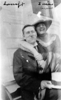 H. P. Lovecraft so svojou manželkou Soniou Green (1883-1972). Manželstvo im vydržalo dva roky. 