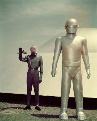 Klaatu a jeho robotický ochranca Gort 