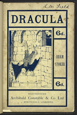 Panteón majstrov hrôzy - paperbackové vydanie knihy zobrazujúce grófa Draculu, ako sa zo svojho hradu vydáva na lov 