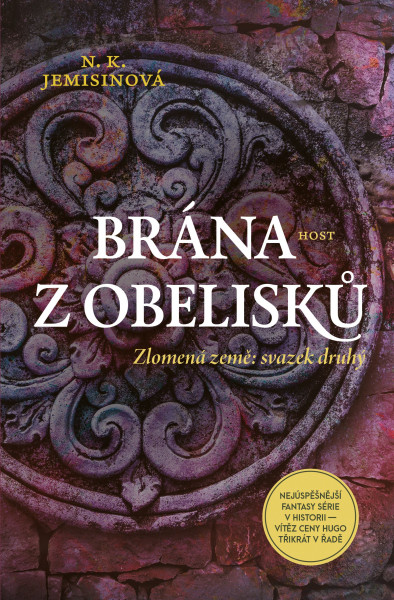 Brána z obelisků. Obálka prvého českého vydania (Host, 2019) 