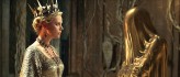 Snow White and the Huntsman - Záber - Kráľovná a zrkadlo 